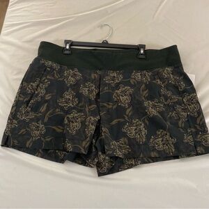 Athleta NWT  Trekkie North sz 18 shorts.